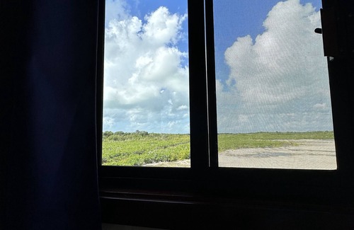 Burrell Boom Kabine | Off-grid Casita on the most popular beach area of Ambergris Caye!