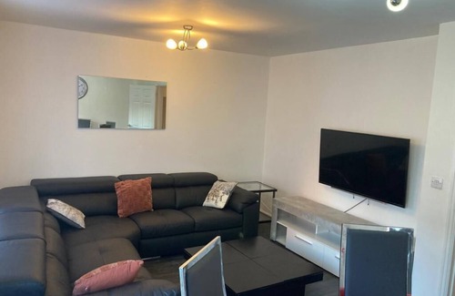 Openshaw Haus | Ogden- Delightful 4 Bed House, Sleep 8 Short and Long Stay