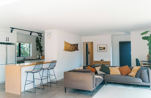 Ohope Haus | Ohope beach tropical getaway with spa