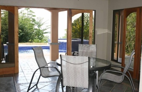 Ballena Haus | Ojochal Haus mit Pool / Meerblick / Private Jungle Trail & River auf 12 Morgen.