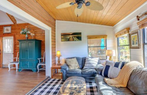 Okeechobee Haus | Okeechobee Cabin with Patio and Community Pool!