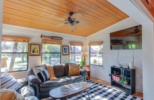Okeechobee Haus | Okeechobee Cabin with Patio and Community Pool!
