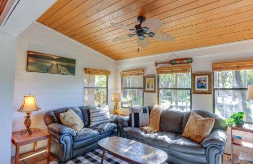 Okeechobee Haus | Okeechobee Cabin with Patio and Community Pool!