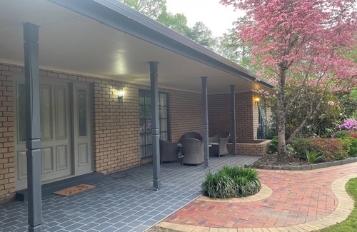 Eurobin Haus | Old Rose Farmhouse, 2 bedroom 2 ensuite attached country home.