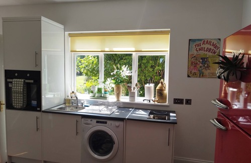 Ledbury Hütte | Old School House-2 bedroom-sleeps 6-large garden