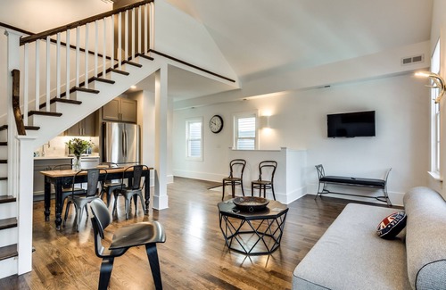 Old Town Triangle Eigentumswohnung | Old Town Chicago at it's finest! Pet Friendly & Recently Renovated Top-Floor Condo Has Everything You Need for a Perfect Windy City Getaway by AllSet Turnover