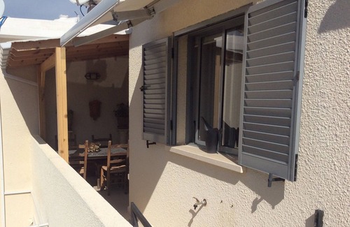 Paphos Wohnung | Olympischer Poolblick, 5 Minuten zu Fuß zur Küste und zu den Stränden.
