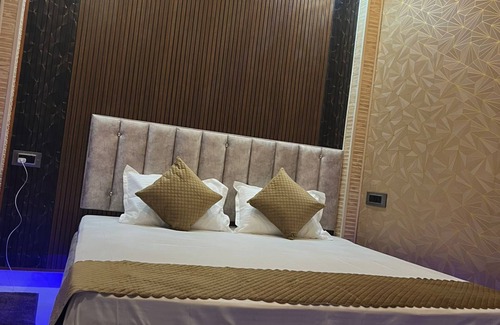 Mahmoorganj Haus | Om Nilay Paying Guest House By GRB
