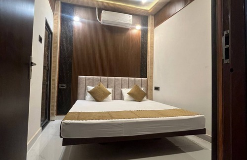 Mahmoorganj Haus | Om Nilay Paying Guest House By GRB