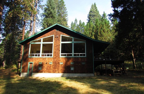 McCloud Haus | Auf einer Wiese von einem Bach im Schatten des Mount Shasta - Free Wifi und Sleeps 8+