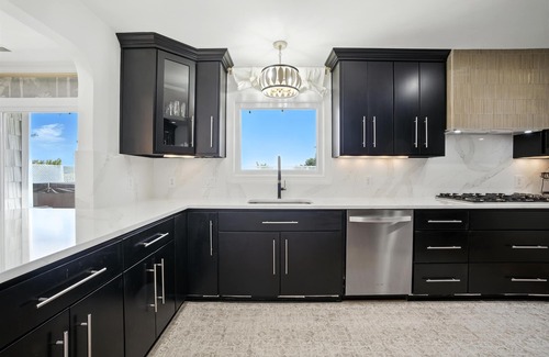 Bayview Haus | On Beach 3BD+Loft: Sauna|HotTub|Billard|FencedDeck