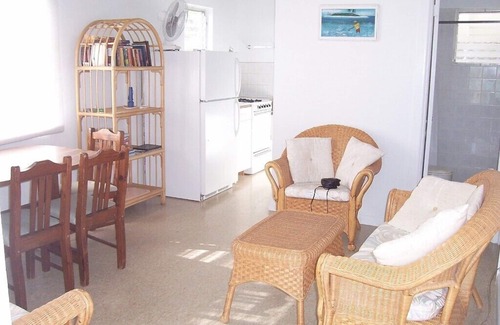 Hartswell Hütte | Exuma Vacation Cottages auf einem Hügel mit direktem Zugang zum Wasser, Steg und Kajaks.