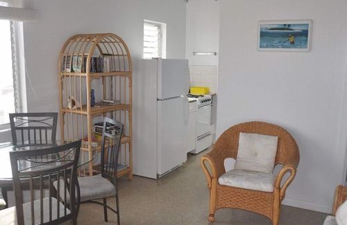 Hartswell Hütte | Exuma Vacation Cottages auf einem Hügel mit direktem Zugang zum Wasser, Steg und Kajaks.