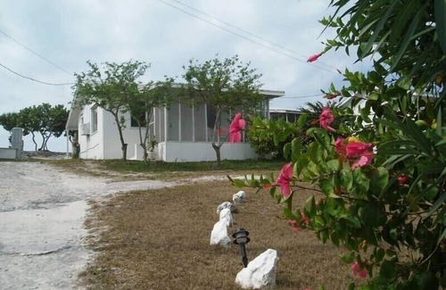 Hartswell Hütte | Exuma Vacation Cottages auf einem Hügel mit direktem Zugang zum Wasser, Steg und Kajaks.