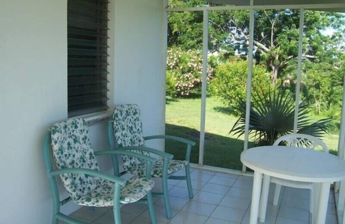 Hartswell Hütte | Exuma Vacation Cottages auf einem Hügel mit direktem Zugang zum Wasser, Steg und Kajaks.