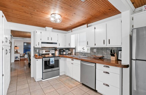 Indian Pass Haus | On Indian Pass! 4 Bedrooms, Sleeps 8, Boat Parking, Bikes, Pets Welcome!!!