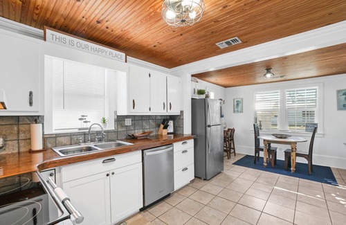 Indian Pass Haus | On Indian Pass! 4 Bedrooms, Sleeps 8, Boat Parking, Bikes, Pets Welcome!!!