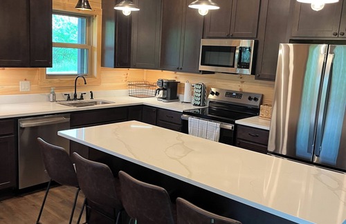 Lafferty Kabine | Your lake escape: On Point, ½ mile from Reynolds Road boat ramp and adventures.