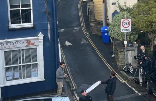 West Looe Wohnung | On Season 4 of BBC 1s BEYOND PARADISE - Prospect House is TWO PRIVATE APARTMENTS in this 17th CENTURY COTTAGE - Apartment 2 has a KIDS CABIN BUNK ROOM - Book both apartments for ONE LARGE HOUSE with Connecting Door In Lobby - FREE PUBLIC PARKING OUTSIDE