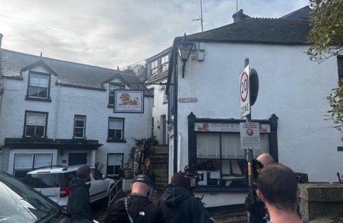 West Looe Wohnung | On Season 4 of BBC 1s BEYOND PARADISE - Prospect House is TWO PRIVATE APARTMENTS in this 17th CENTURY COTTAGE - Apartment 2 has a KIDS CABIN BUNK ROOM - Book both apartments for ONE LARGE HOUSE with Connecting Door In Lobby - FREE PUBLIC PARKING OUTSIDE