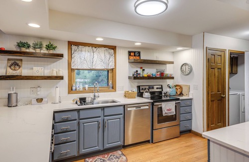 Yellow Springs Kabine | On-Site Lake & Gazebo: Cabin in Yellow Springs!