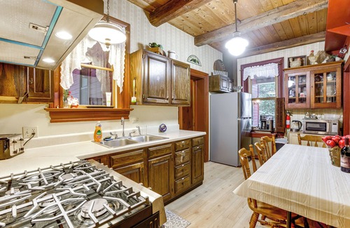 McClellandtown Haus | On-Site Winery & Historic Charm: Uniontown Escape