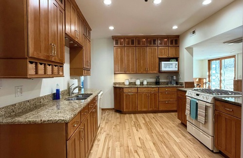 Algonquin Wohnung | On the Fox/River access/Kayaks/Deck with lounging and dining/Free Parking