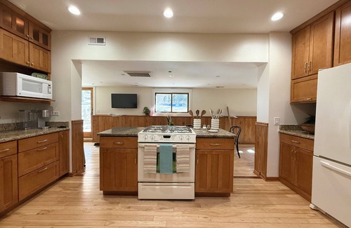 Algonquin Wohnung | On the Fox/River access/Kayaks/Deck with lounging and dining/Free Parking