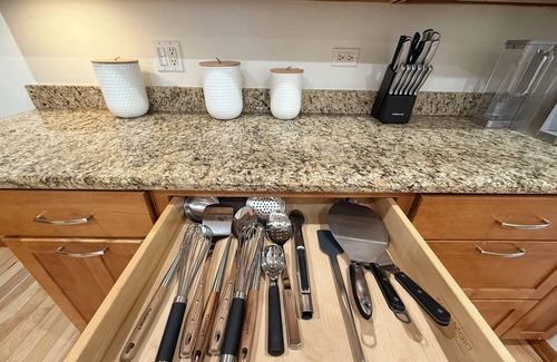 Algonquin Wohnung | On the Fox/River access/Kayaks/Deck with lounging and dining/Free Parking