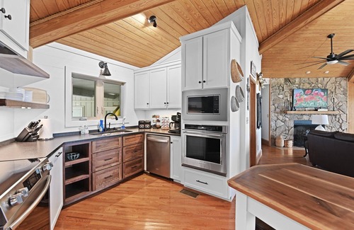 Deatsville Haus | On the lake, sleeps 8 with dock and boat lift