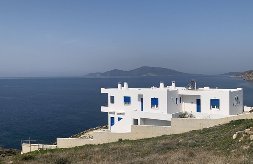 Karystos Wohnung | "On the Rocks" - Cycladic beachfront apartment with spectacular views