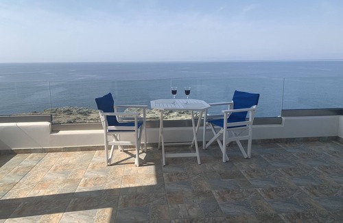Karystos Wohnung | "On the Rocks" - Cycladic beachfront apartment with spectacular views