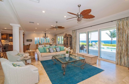 Bodden Town Haus | On The Rocks: Gated Beach Villa mit Pool und geschütztem weißen Sandstrand in der Nähe.