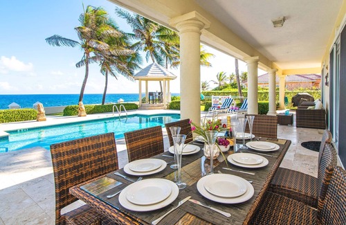 Bodden Town Haus | On The Rocks: Gated Beach Villa mit Pool und geschütztem weißen Sandstrand in der Nähe.