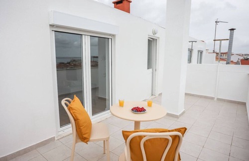 Cacilhas Wohnung | One bedroom Apt | Almada | Balcony w/River Views!