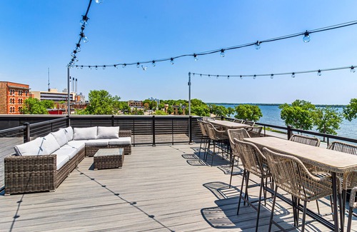 Madison Haus | One Bedroom King with Office with views of Lake Monona in the heart of downtown.