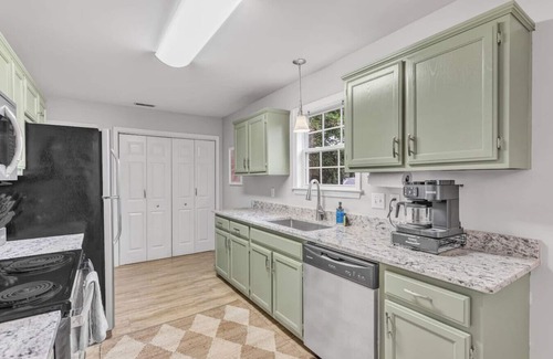 Spring Hill Haus | One-Level 3BR, Yard & Firepit