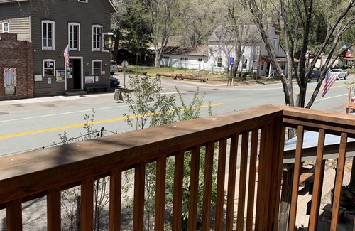 Markleeville Wohnung | Open, airy, upstairs studio apartment in the heart of Markleeville. Pet friendly