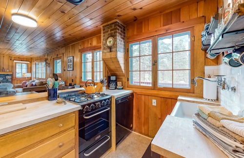 Joseph Kabine | Open and Attractive House Close to the Lake w/Free WiFi & Wood-Burning Fireplace