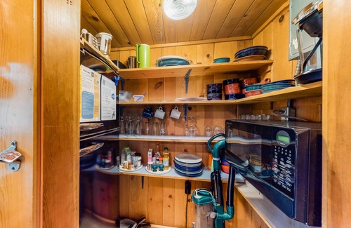 Joseph Kabine | Open and Attractive House Close to the Lake w/Free WiFi & Wood-Burning Fireplace