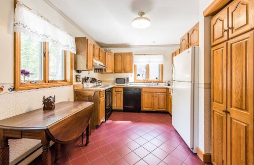 Hall Quarry Haus | Dieses offene und sonnige Americana-Haus ist von zentraler Bedeutung für alle Highlights von Acadia