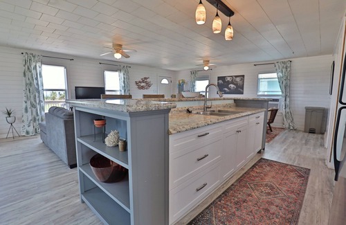 San Luis Beach Haus | Open plan house w/ close Beach Access & both Ocean & Bay Views