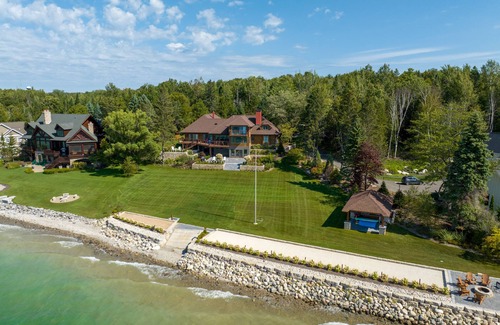 Charlevoix Haus | Wunderschönes, luxuriöses Charlevoix Lake House!