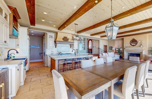 Mussel Shoals Haus | Opulent oceanfront house in Mussel Shoals with rooftop deck & retractable walls