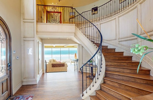 Mussel Shoals Haus | Opulent oceanfront house in Mussel Shoals with rooftop deck & retractable walls