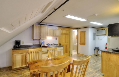 Oquossoc Hotel | Oquossoc Suite #8 | Upstairs Suite w/Kitchenette