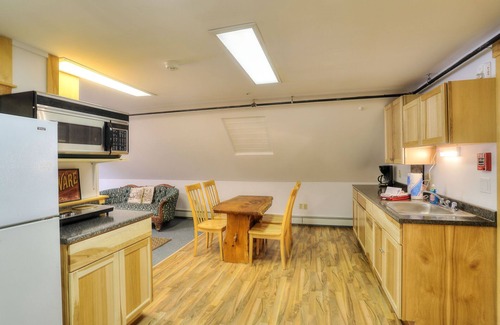 Oquossoc Hotel | Oquossoc Suite #8 | Upstairs Suite w/Kitchenette