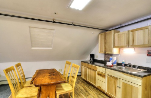 Oquossoc Hotel | Oquossoc Suite #8 | Upstairs Suite w/Kitchenette