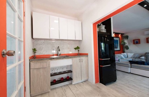 Nassau Hütte | Orange Cottage Schritte zum Strand 2 BR