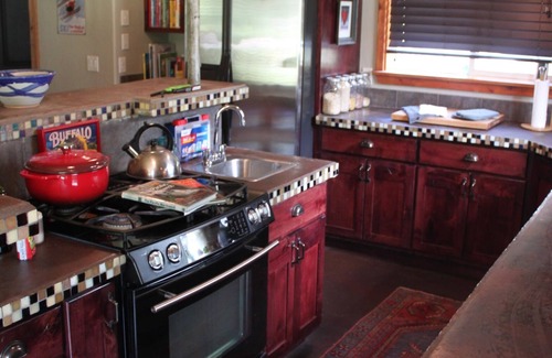 Finley Point Haus | Obstgärten und alte Wälder umgeben dieses Finley Point Home.